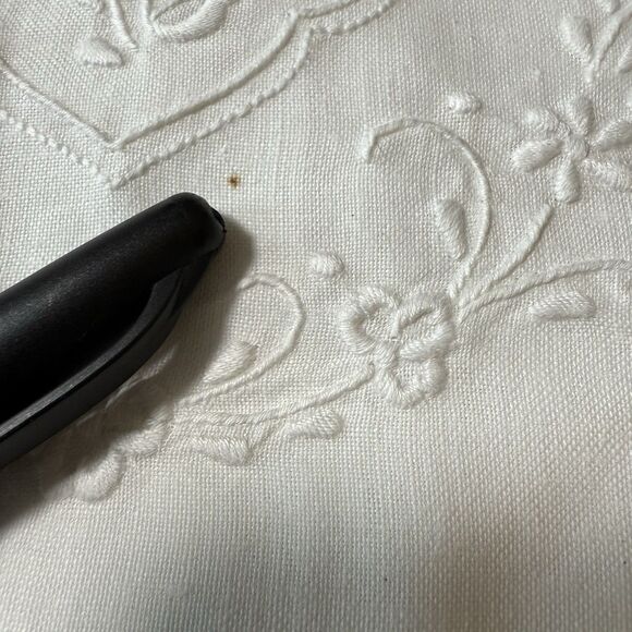 Embroidered Linen‎ Napkins – Set of 12-White Floral Scallop Edge 20 x 13 - Picture 4 of 9